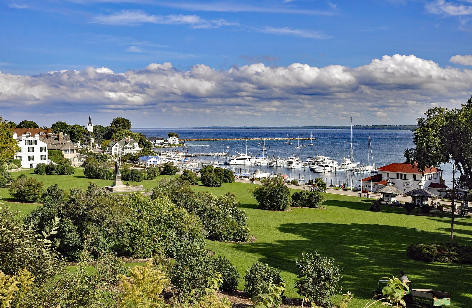 Mackinac Island & the Straits: The Complete Visitor Guide (Ferries, Hotels, Costs, the Mackinac Bridge & Mackinaw City)