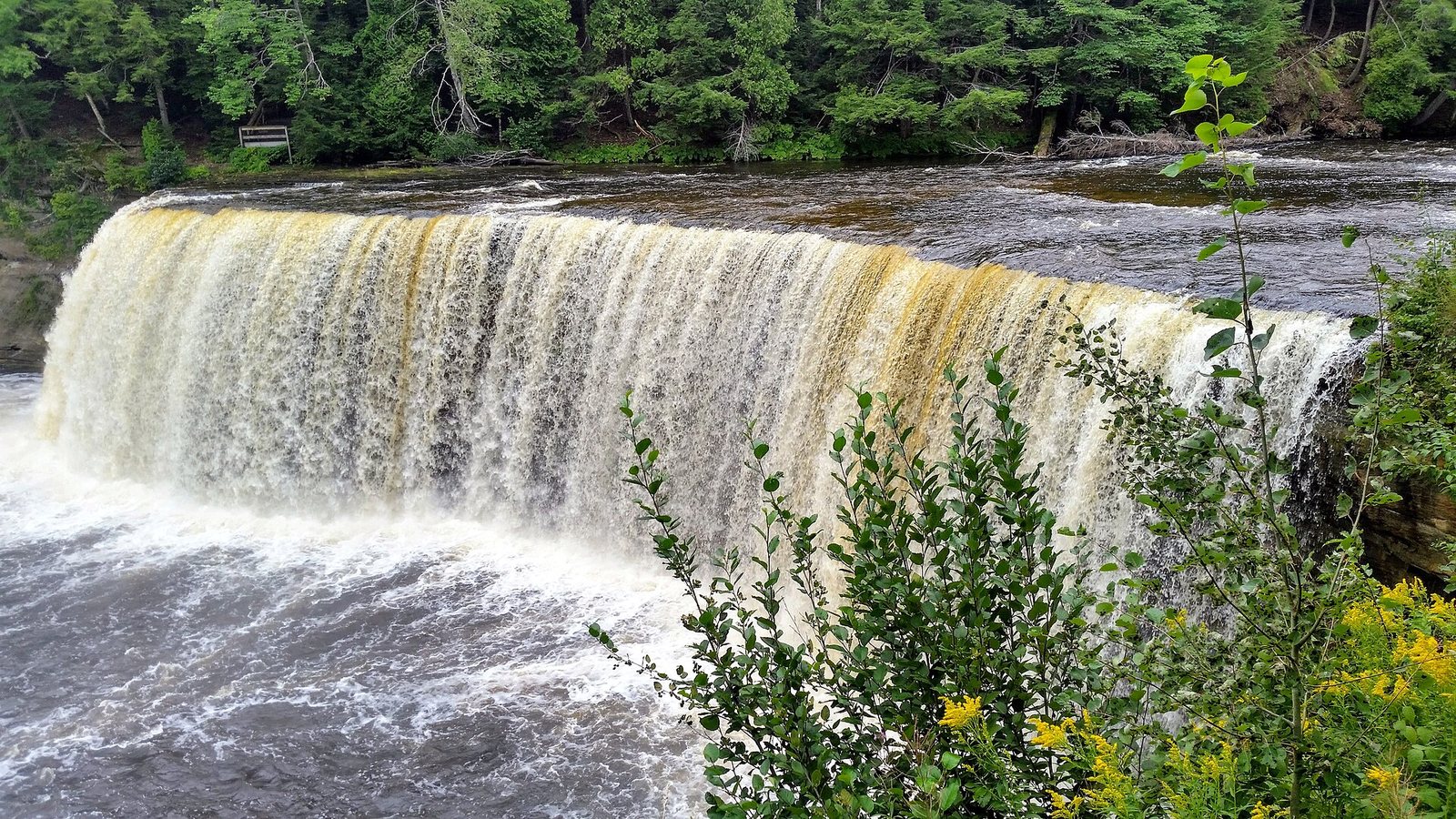 Tahquamenon Falls & the Eastern Upper Peninsula: Upper vs Lower Falls, Paradise, Whitefish Point & the Soo Locks
